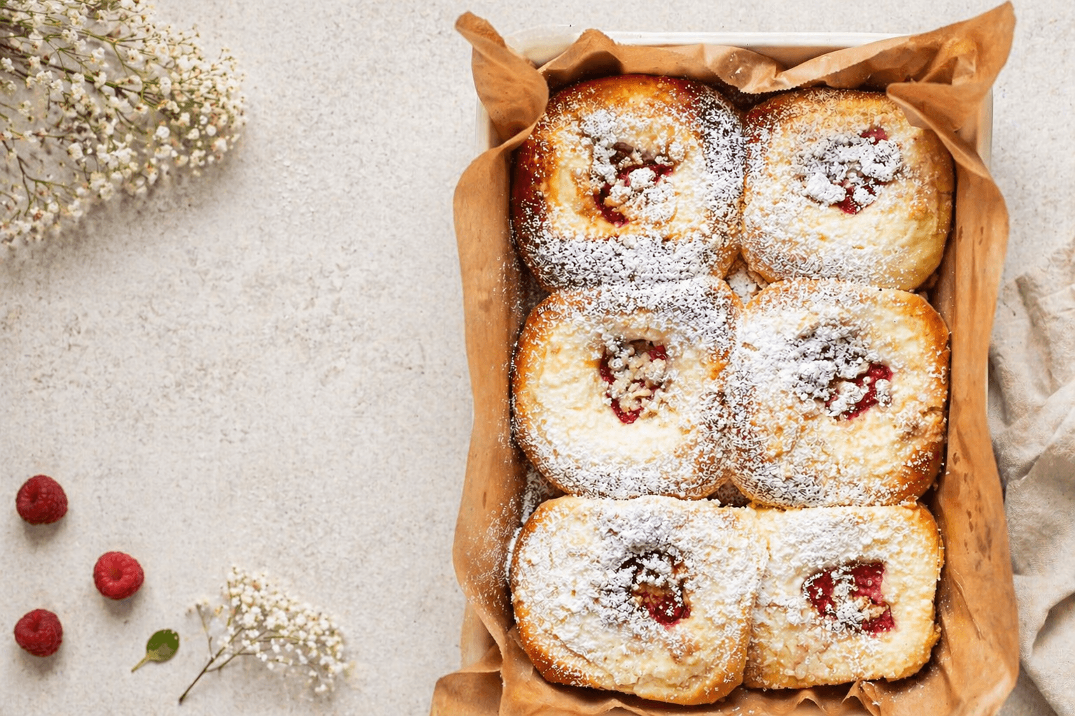 Drożdżówki z serem i truskawkami