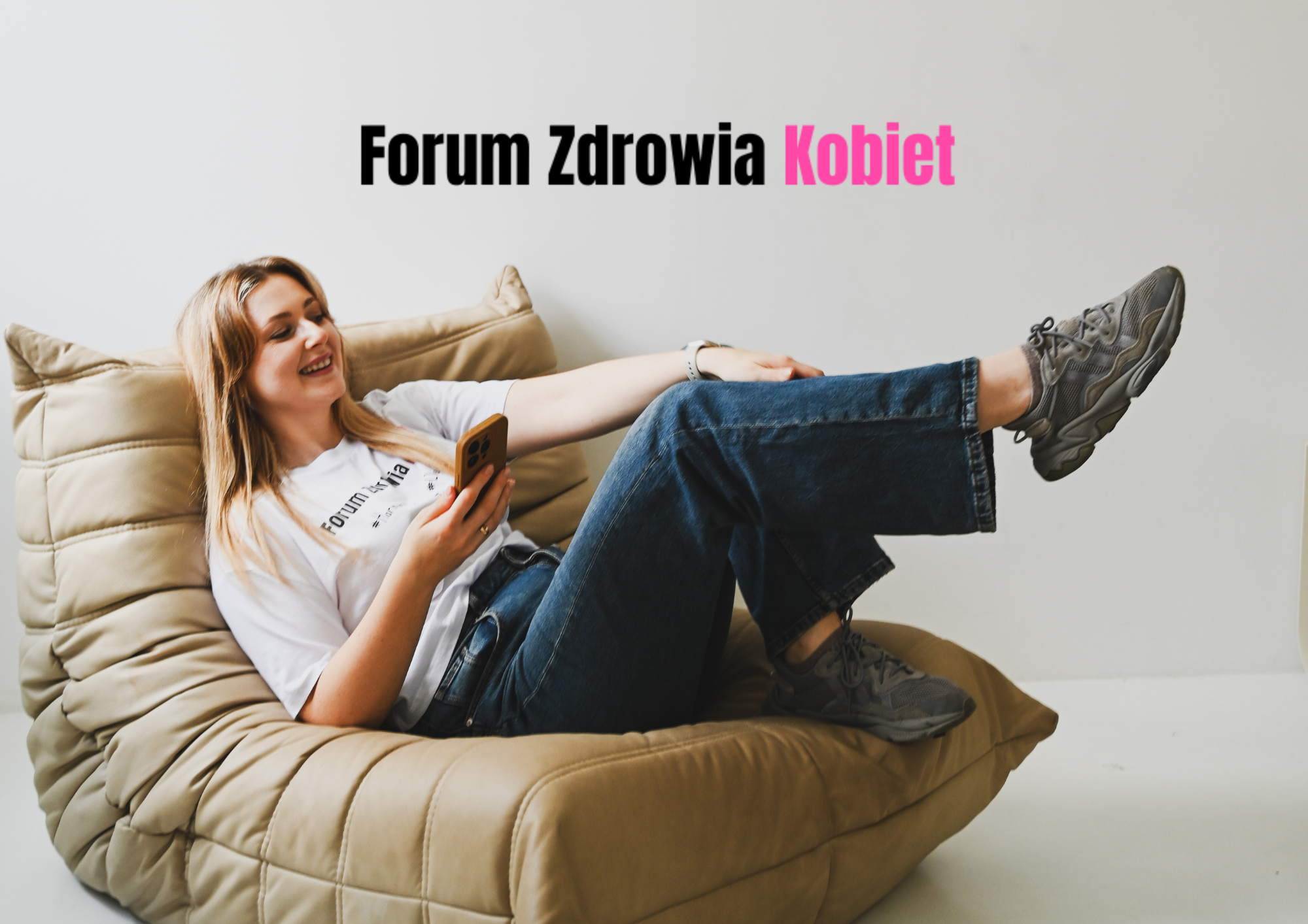 Dziewczyna przeglądająca aplikację Forum Zdrowia Kobiet